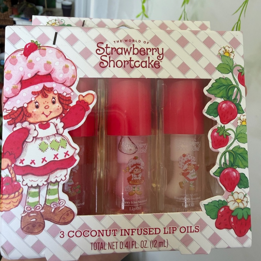 Set of 2 Strawberry Shortcake 3-Pack Scented Hand Lotions & Lip Oils - Picture 6 of 6